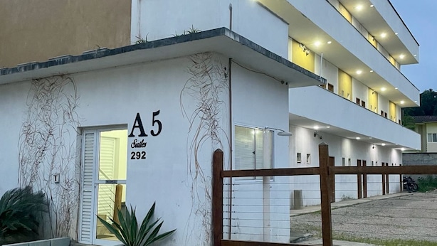 Un bâtiment moderne à la façade plate, avec une entrée bien visible et le numéro « A5 » inscrit sur le côté.