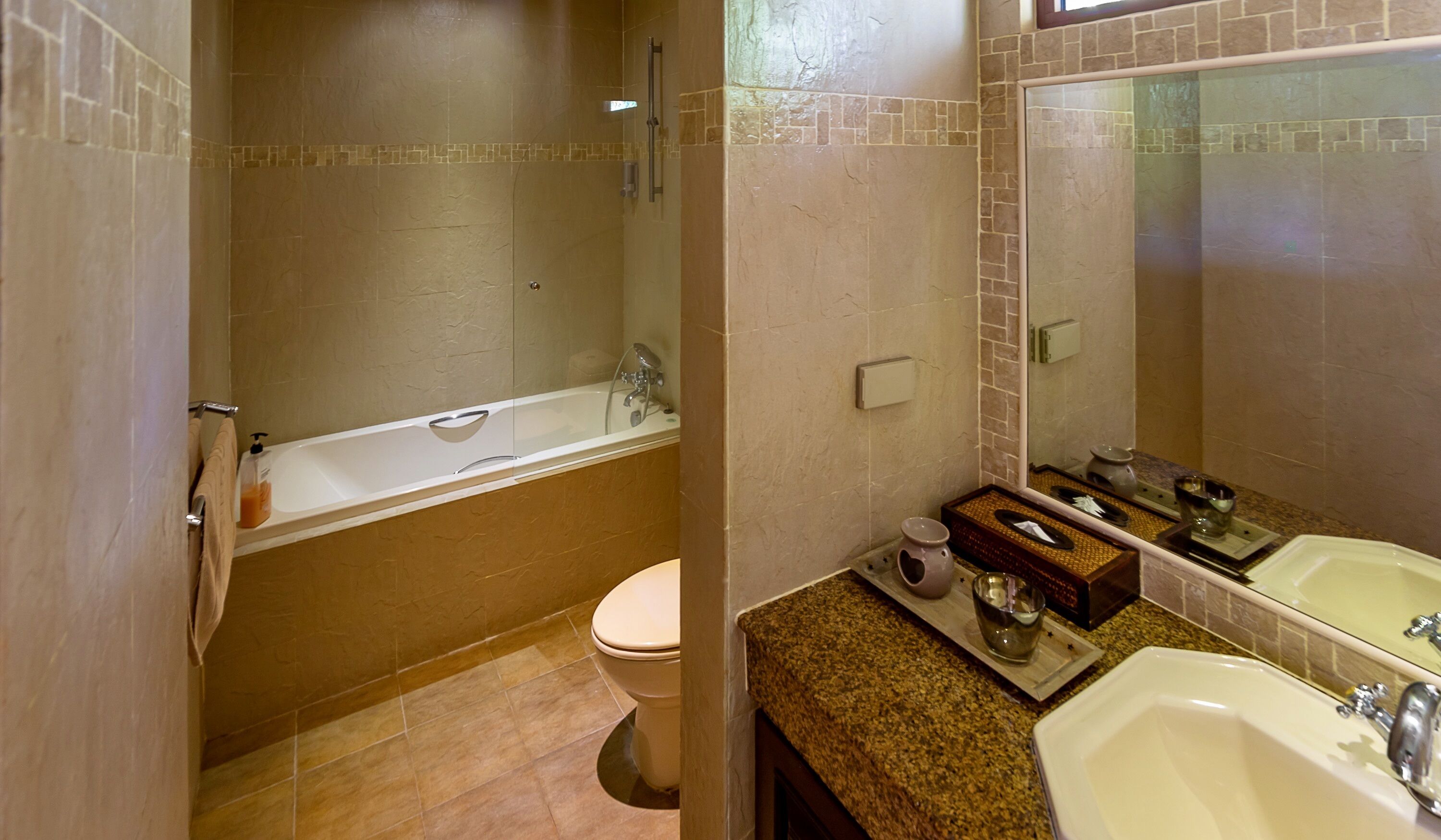 apartment | bathroom | combined shower/bathtub, free toiletries, hair dryer, towels