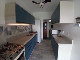 Casa standard, 4 quartos, varanda coberta, no jardim | Cozinha privada | Geladeira, micro-ondas, fogão, cooktop