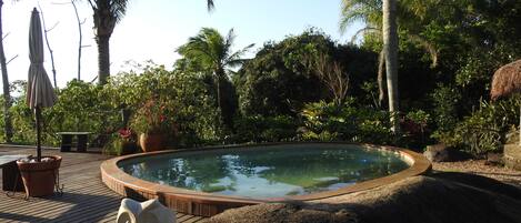 Kolam renang outdoor dan sebuah kolam renang air hangat