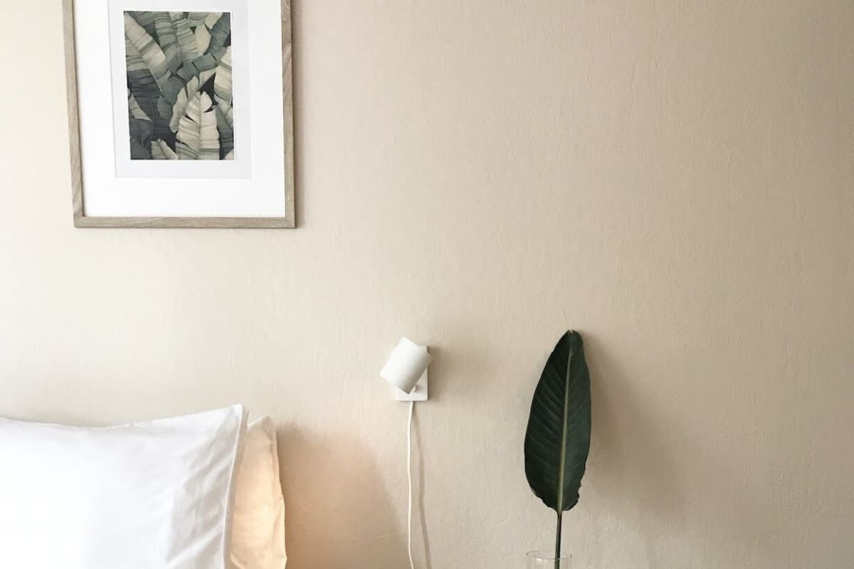 Standard-huone, 1 keskisuuri parisänky | 1 makuuhuone, allergiatestatut vuodevaatteet, silitysrauta/-lauta