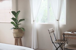 Standard Room, 1 Queen Bed | Hypo-allergenic bedding, iron/ironing board, free WiFi, bed sheets - Maui Garden Oasis (Lahaina)