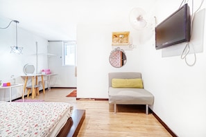 A modern bedroom with a bed, a TV, a desk, and a chair. - Snooze Cameron Highlands (Brinchang)