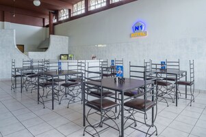 Café da manhã completo todos os dias mediante uma taxa