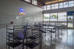 每日供应全套早餐（每人 USD 7）