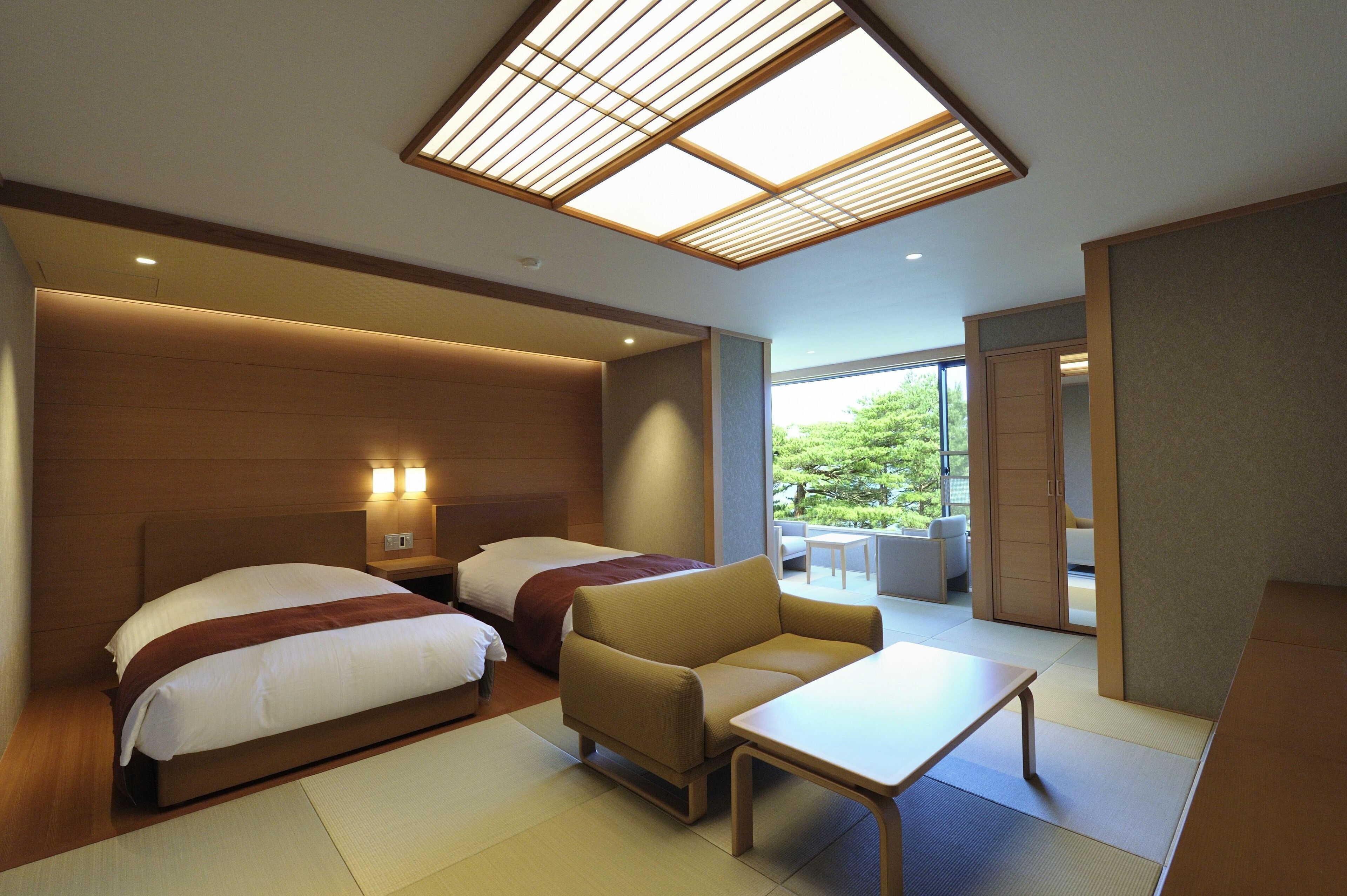 Premium bedding, in-room safe, blackout drapes, free WiFi