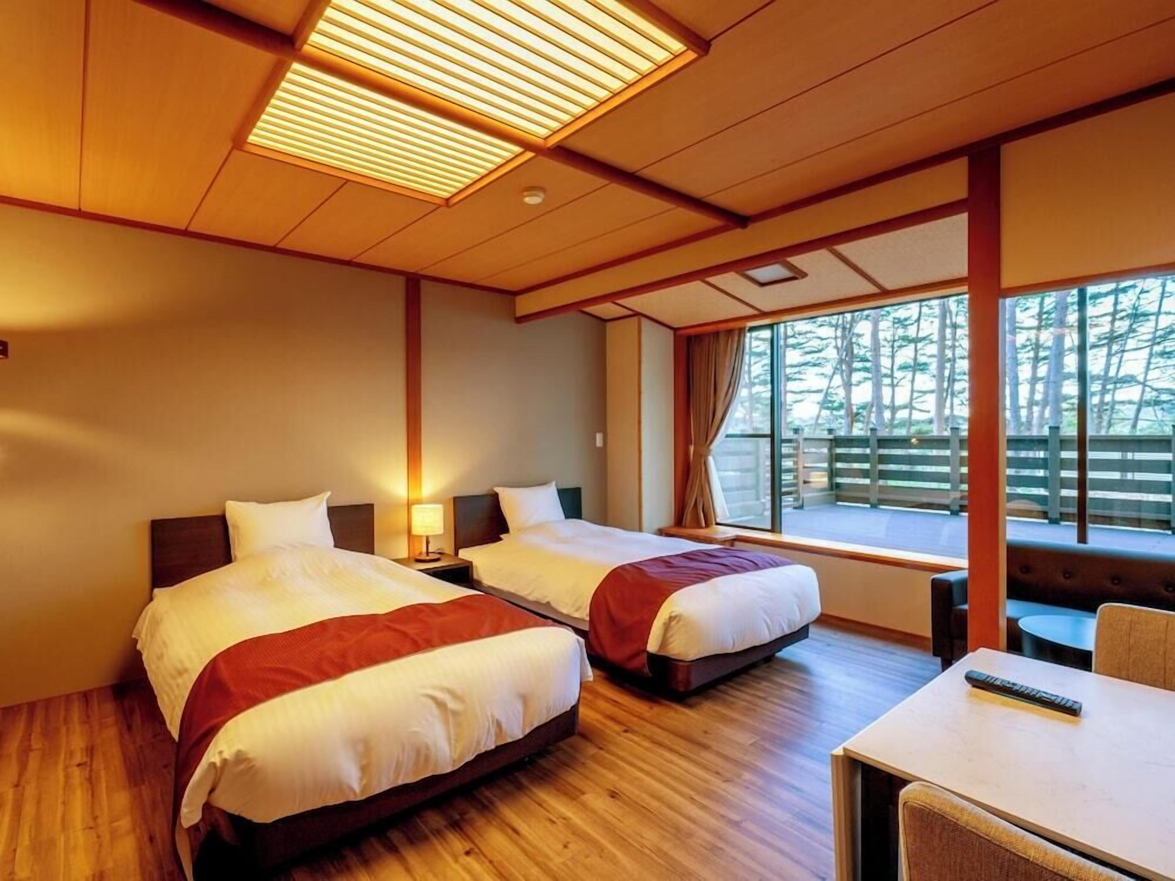 Premium bedding, in-room safe, blackout drapes, free WiFi