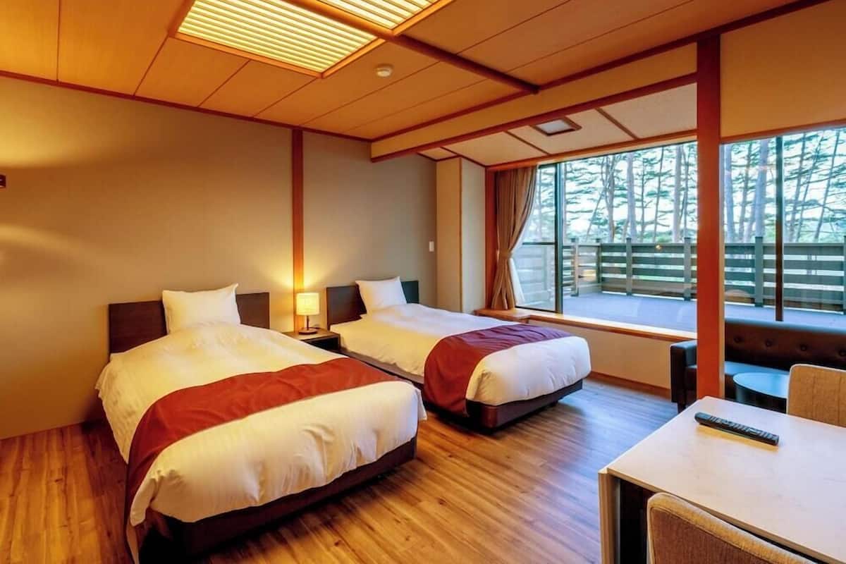 Premium bedding, in-room safe, blackout drapes, free WiFi