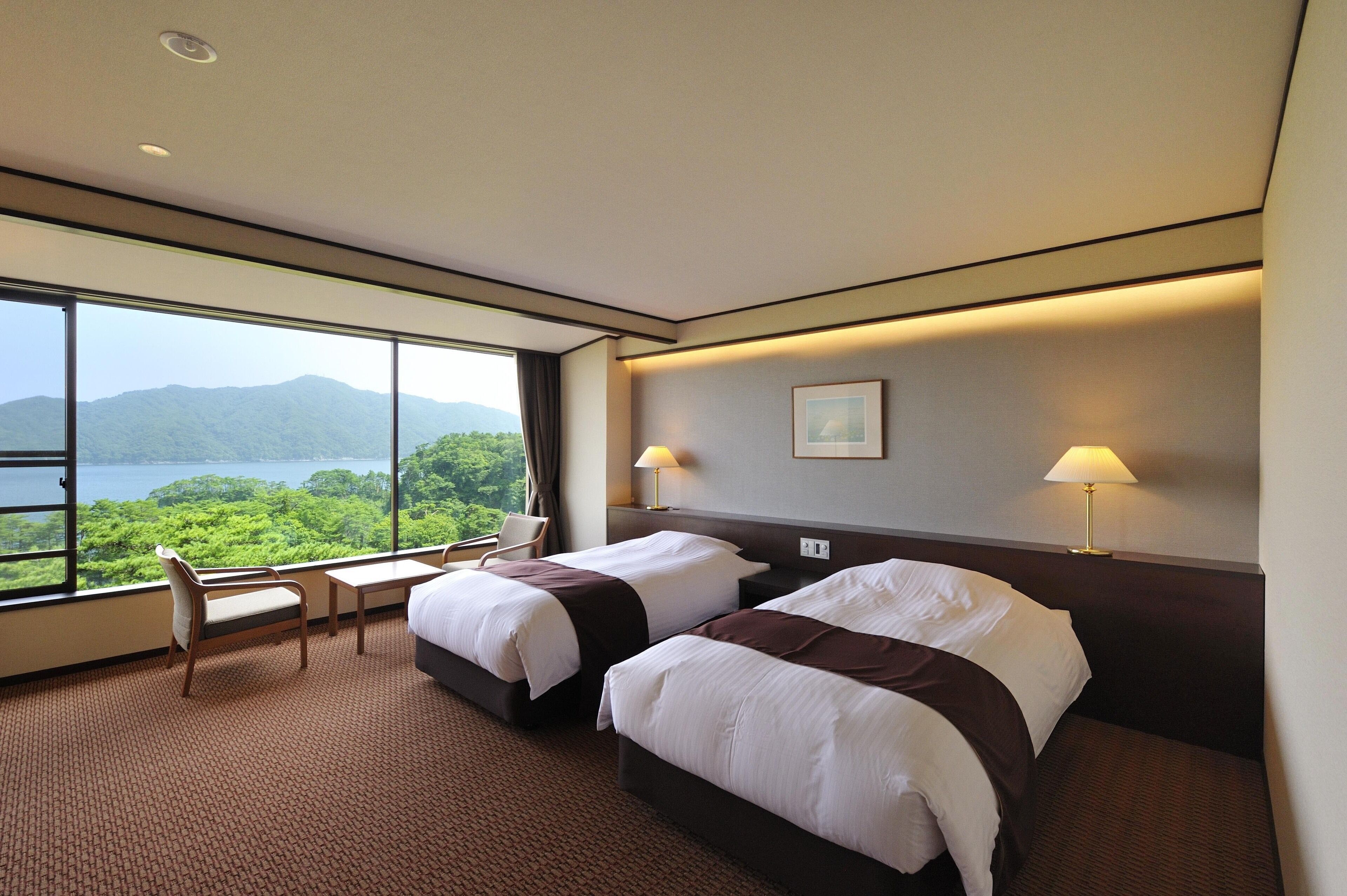 Premium bedding, in-room safe, blackout drapes, free WiFi