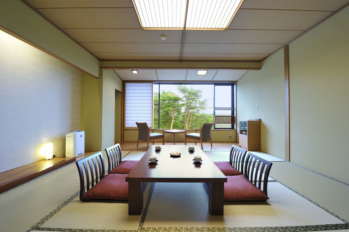 Premium bedding, in-room safe, blackout drapes, free WiFi