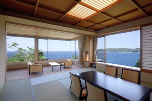 Ropa de cama de alta calidad y caja de seguridad en la habitación 