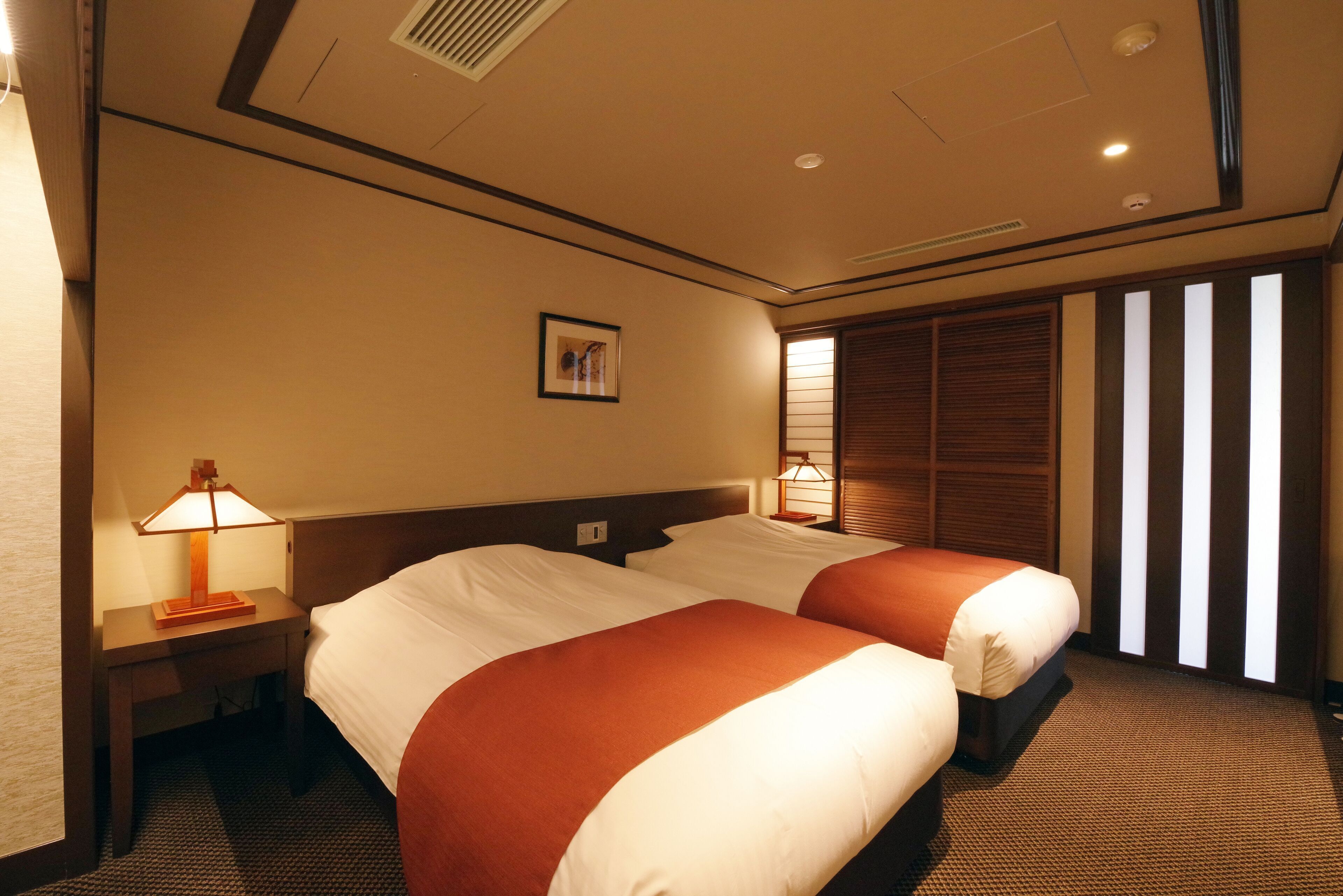 Premium bedding, in-room safe, blackout drapes, free WiFi