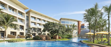 Una piscina al aire libre, tumbonas