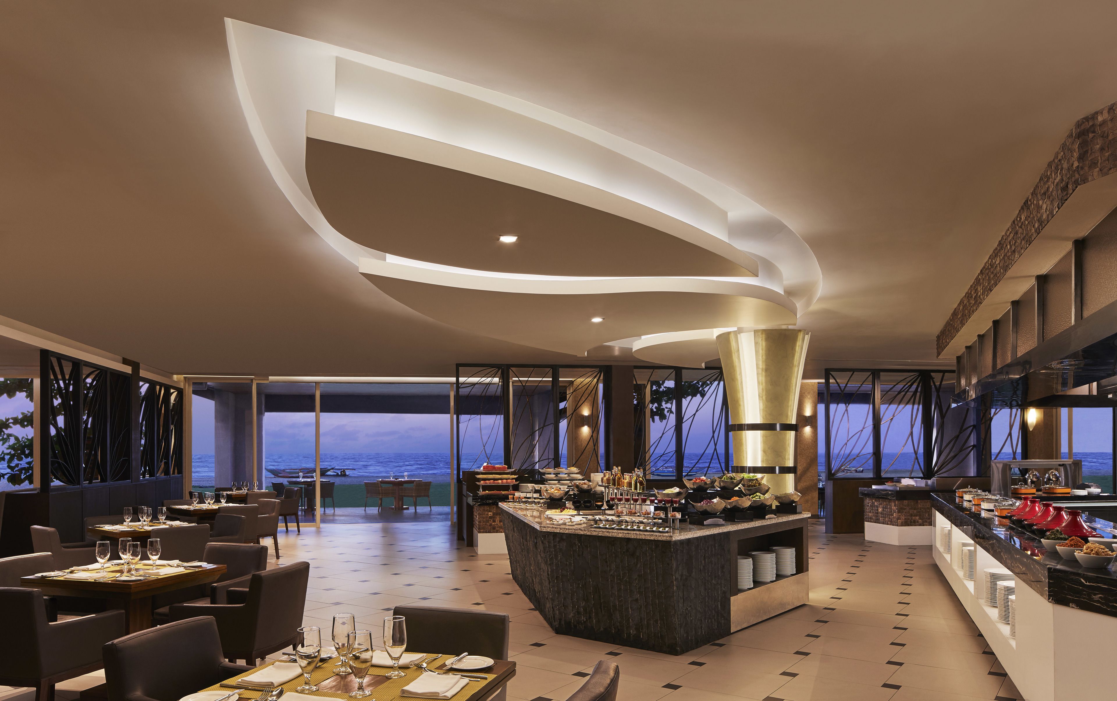 2 restaurants, lunch, dinner served; seafood