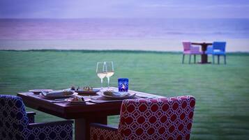 2 restaurants, lunch, dinner served; seafood