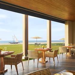 2 restaurants, lunch, dinner served; seafood