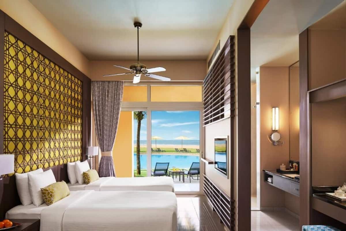 Deluxe Twin Room | In-room safe, desk, laptop workspace, iron/ironing board