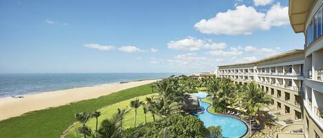 Un resort con piscina, playa y vista al océano.