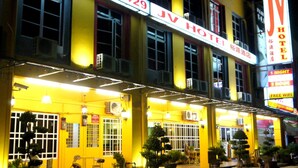 Un hôtel dont l’enseigne lumineuse affiche le numéro de téléphone (604) 588 8429.