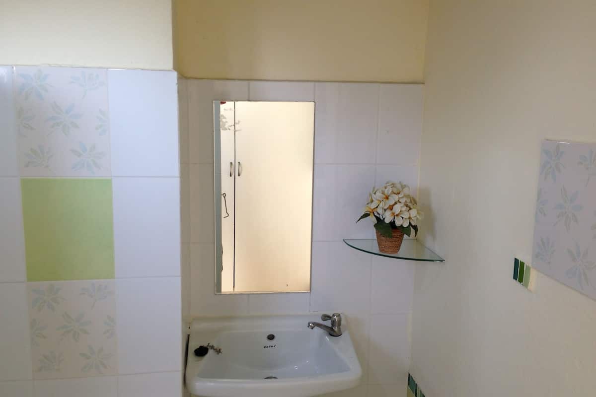 standard twin bed | bathroom | shower, free toiletries, hair dryer, towels