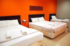 Habitación Deluxe, varias camas, sin ventanas | Wifi gratis