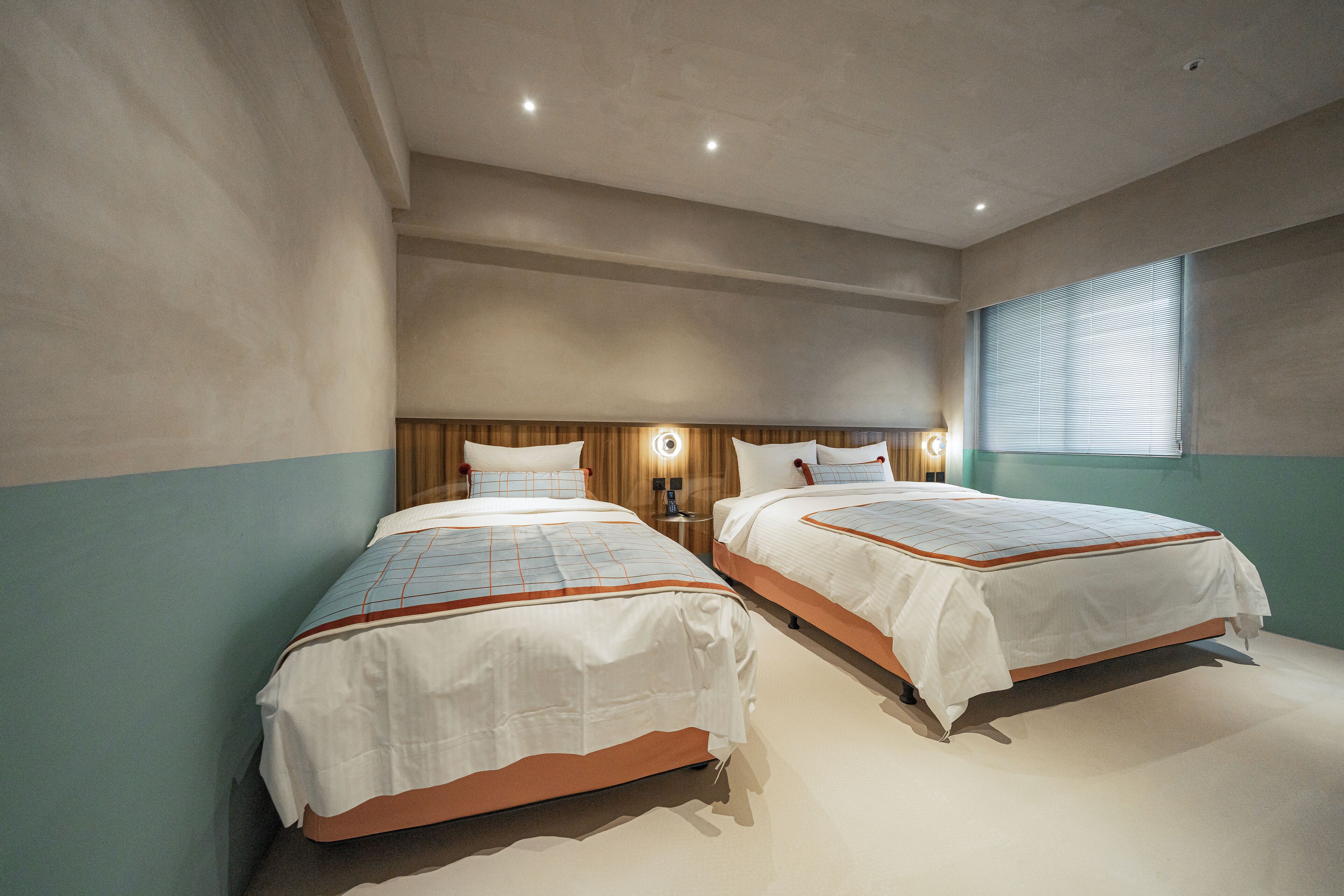 Classic-Dreibettzimmer, Stadtblick | Daunenbettdecken, Schreibtisch, schallisolierte Zimmer