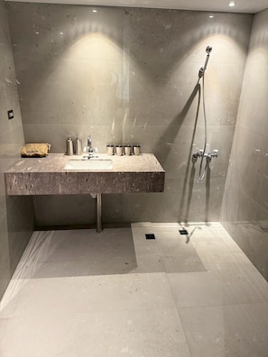 Regadera, regadera tipo lluvia, secadora de cabello, pantuflas