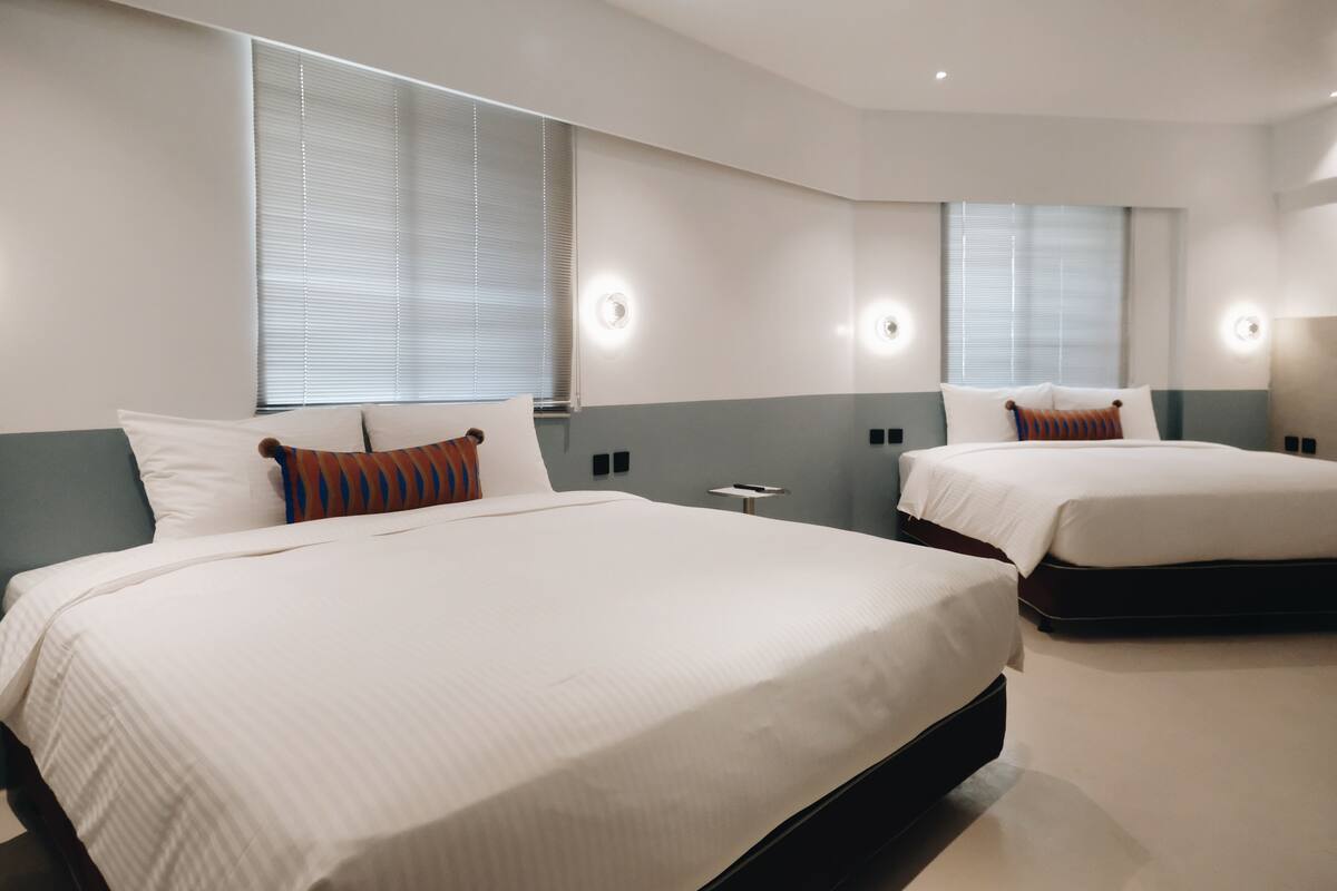 Habitación cuádruple Deluxe, vista a la ciudad | Ropa de cama hipoalergénica, edredón, escritorio y insonorización