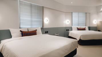 Deluxe vierpersoonskamer, uitzicht op de stad | Donsdekens, een bureau, geluiddichte muren, een strijkplank/strijkijzer