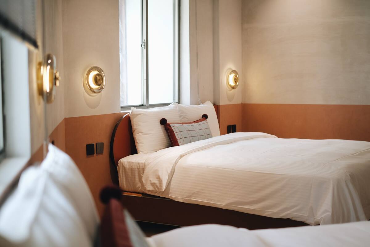 Habitación triple clásica, vista a la ciudad | Ropa de cama hipoalergénica, edredón, escritorio y insonorización