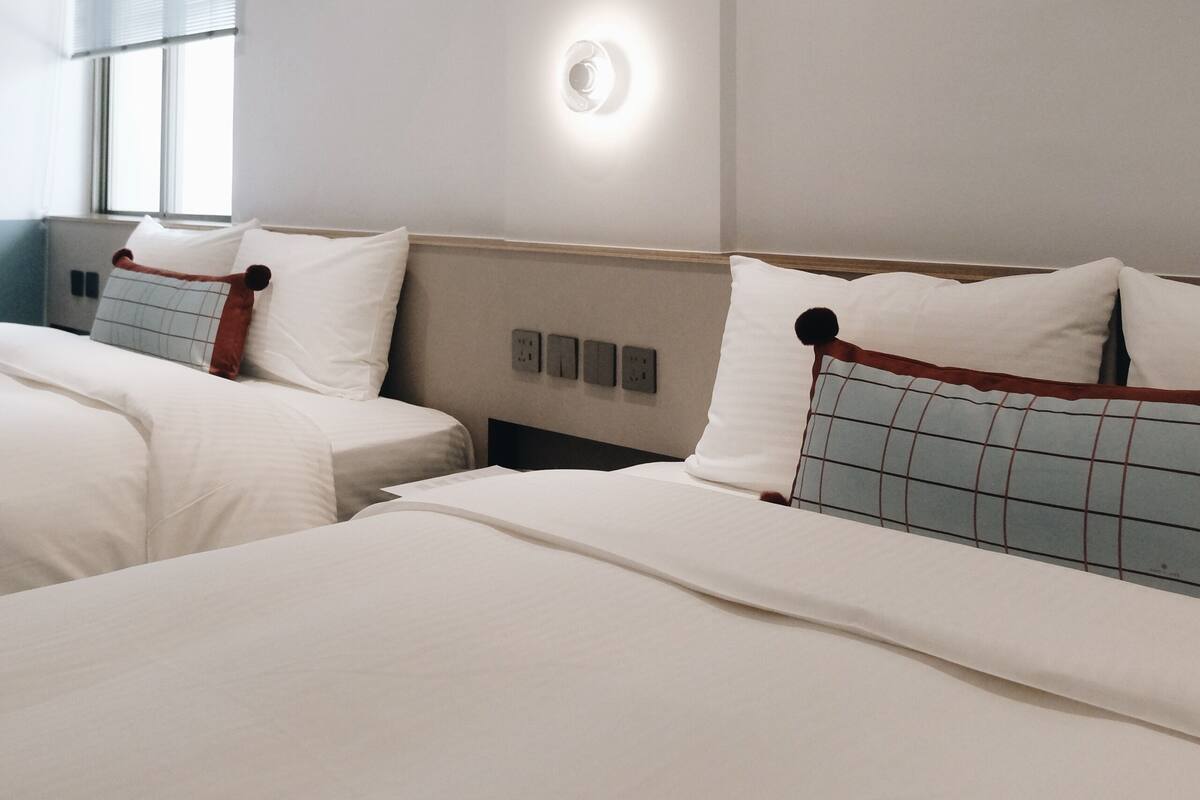 Habitación cuádruple económica, vista a la ciudad | Ropa de cama hipoalergénica, edredón, escritorio y insonorización