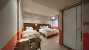 Habitació triple clàssica, vistes a la ciutat | Bany | Dutxa, capçal de dutxa tipus cascada, assecador de cabells i sabatilles