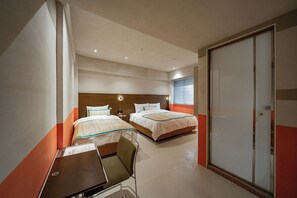 Quarto triplo clássico, vista para a cidade | Banheiro | Chuveiro, chuveiro com efeito de chuva, secador de cabelo, chinelos