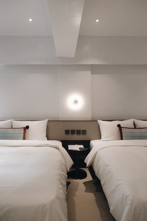 Habitación cuádruple económica, vista a la ciudad | Ropa de cama hipoalergénica, edredón, escritorio y insonorización