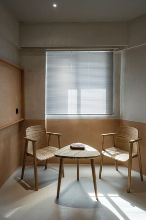 Phòng đôi Deluxe, quang cảnh thành phố | Chăn bông, bàn, phòng cách âm, bàn ủi/dụng cụ ủi quần áo 