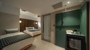 Habitació triple clàssica, vistes a la ciutat | Cobrellits, escriptori i habitacions insonoritzades