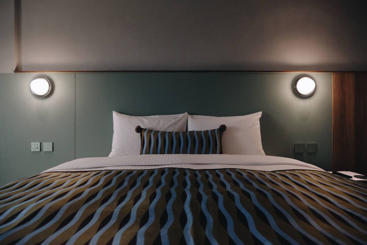 Habitación doble Deluxe, vista a la ciudad | Ropa de cama hipoalergénica, edredón, escritorio y insonorización