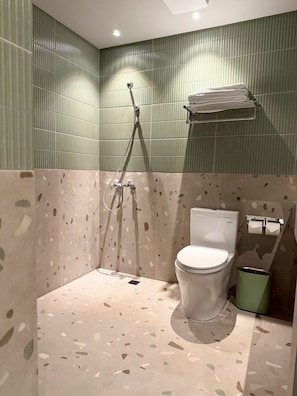 Deluxe Double Room, City View | Bilik Mandi | Pancuran mandi, hulu semburan mandi hujan, pengering rambut, selipar