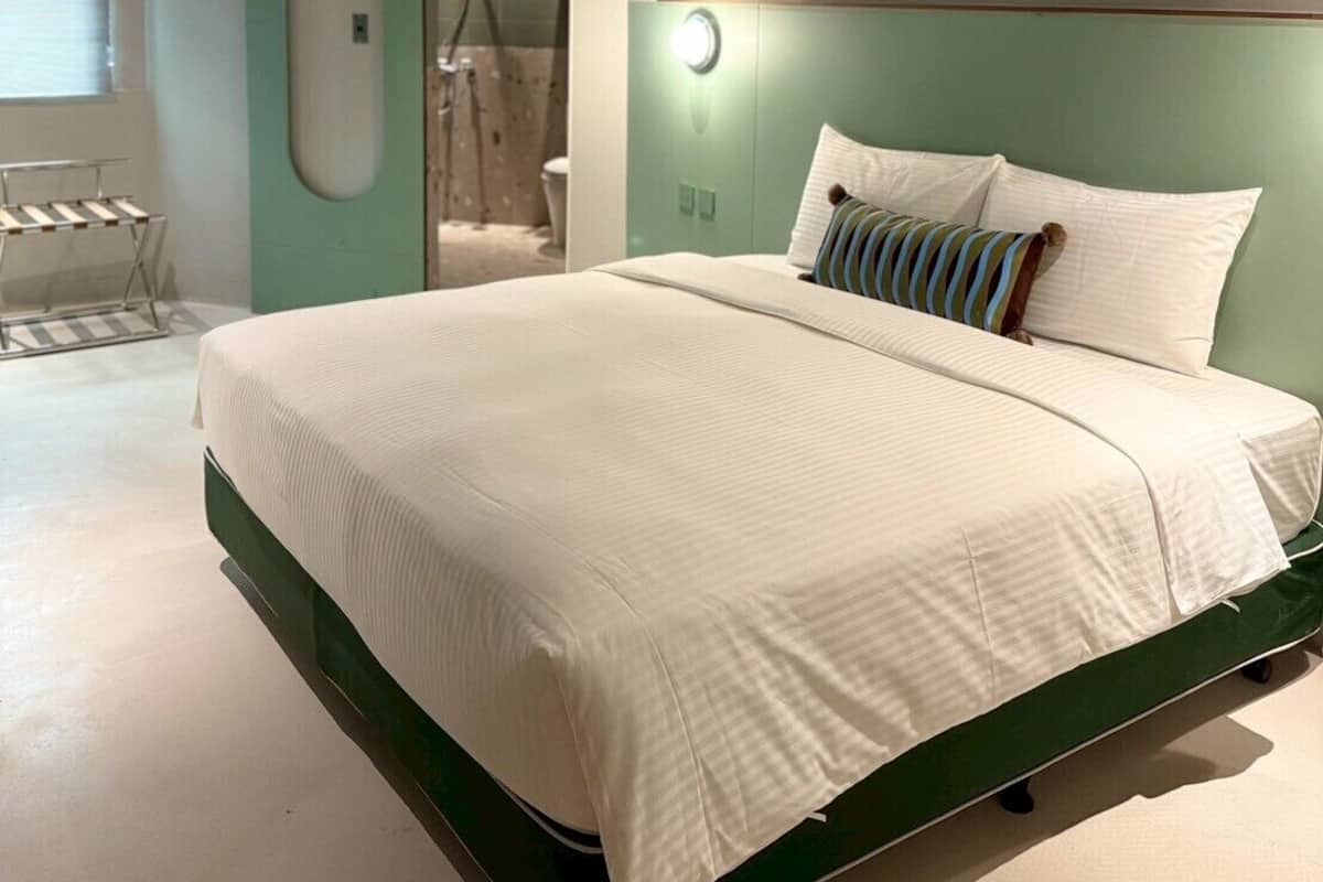 Habitación doble Deluxe, vista a la ciudad | Ropa de cama hipoalergénica, edredón, escritorio y insonorización