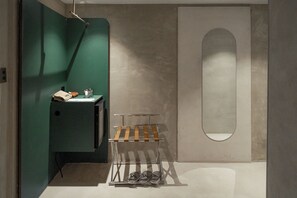 Quarto triplo clássico, vista para a cidade | Edredons de pluma, escrivaninha, quartos à prova de som