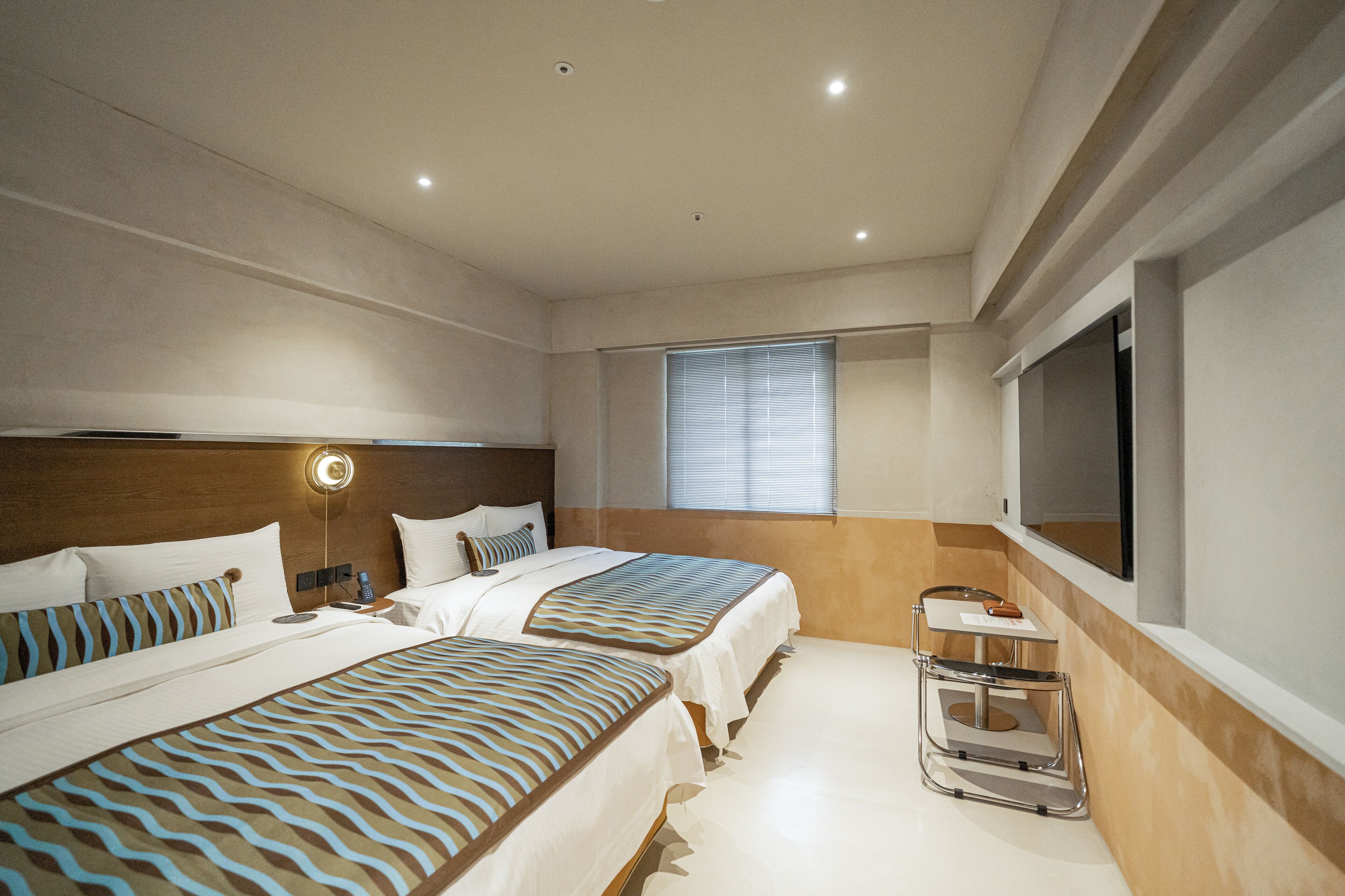 Economy-Vierbettzimmer, Stadtblick | Daunenbettdecken, Schreibtisch, schallisolierte Zimmer