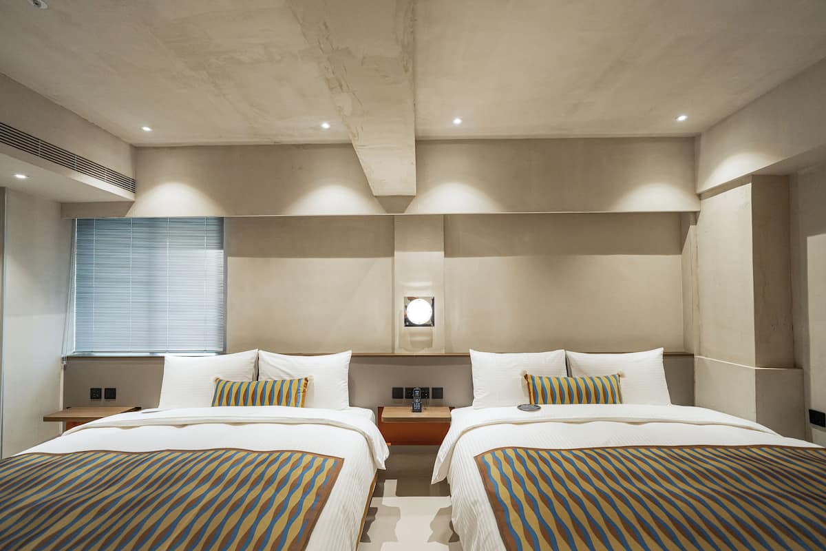 Quarto quádruplo luxo, vista para a cidade | Edredons de pluma, escrivaninha, quartos à prova de som