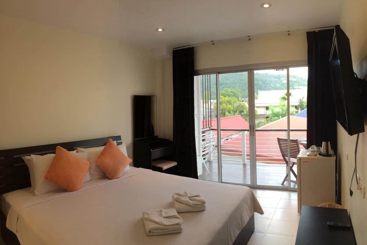 Habitación Deluxe, balcón | Caja de seguridad en la habitación, escritorio y camas extra