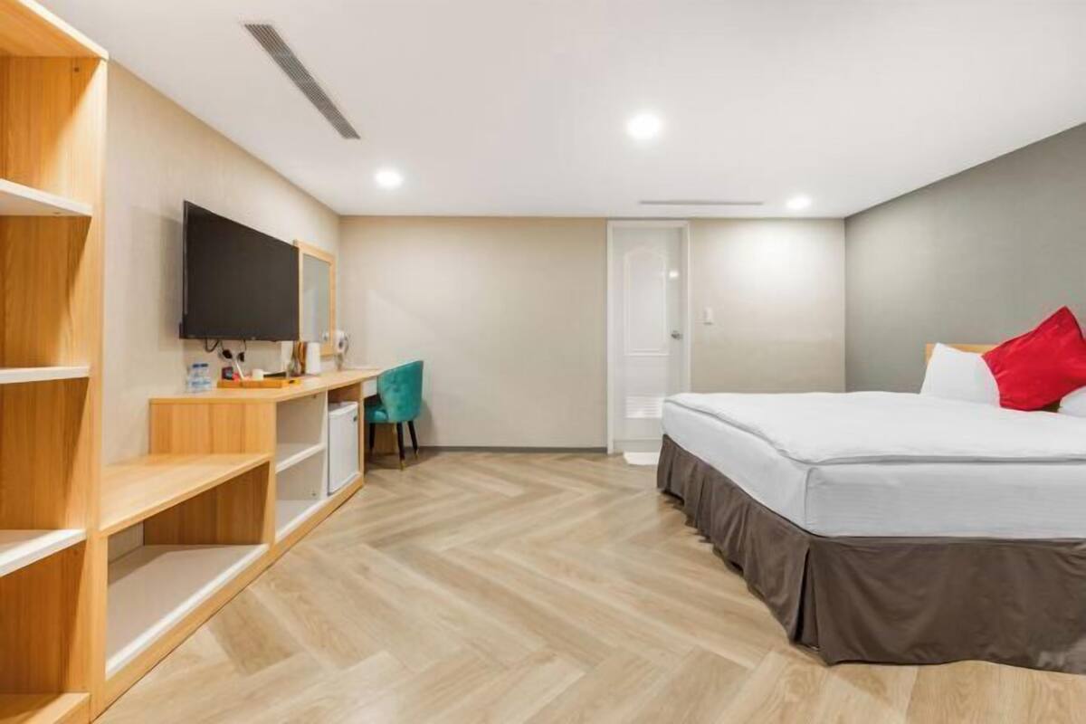 Down comforters, WiFi (free), bed sheets