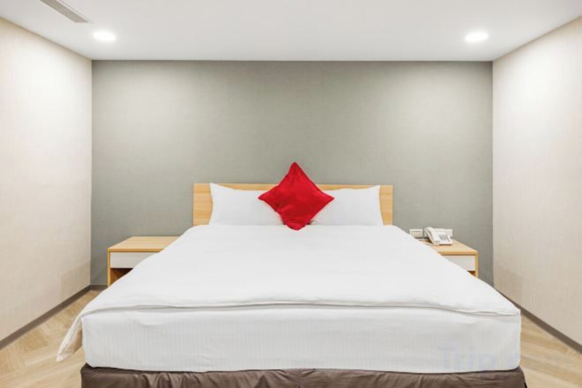 Down comforters, WiFi (free), bed sheets