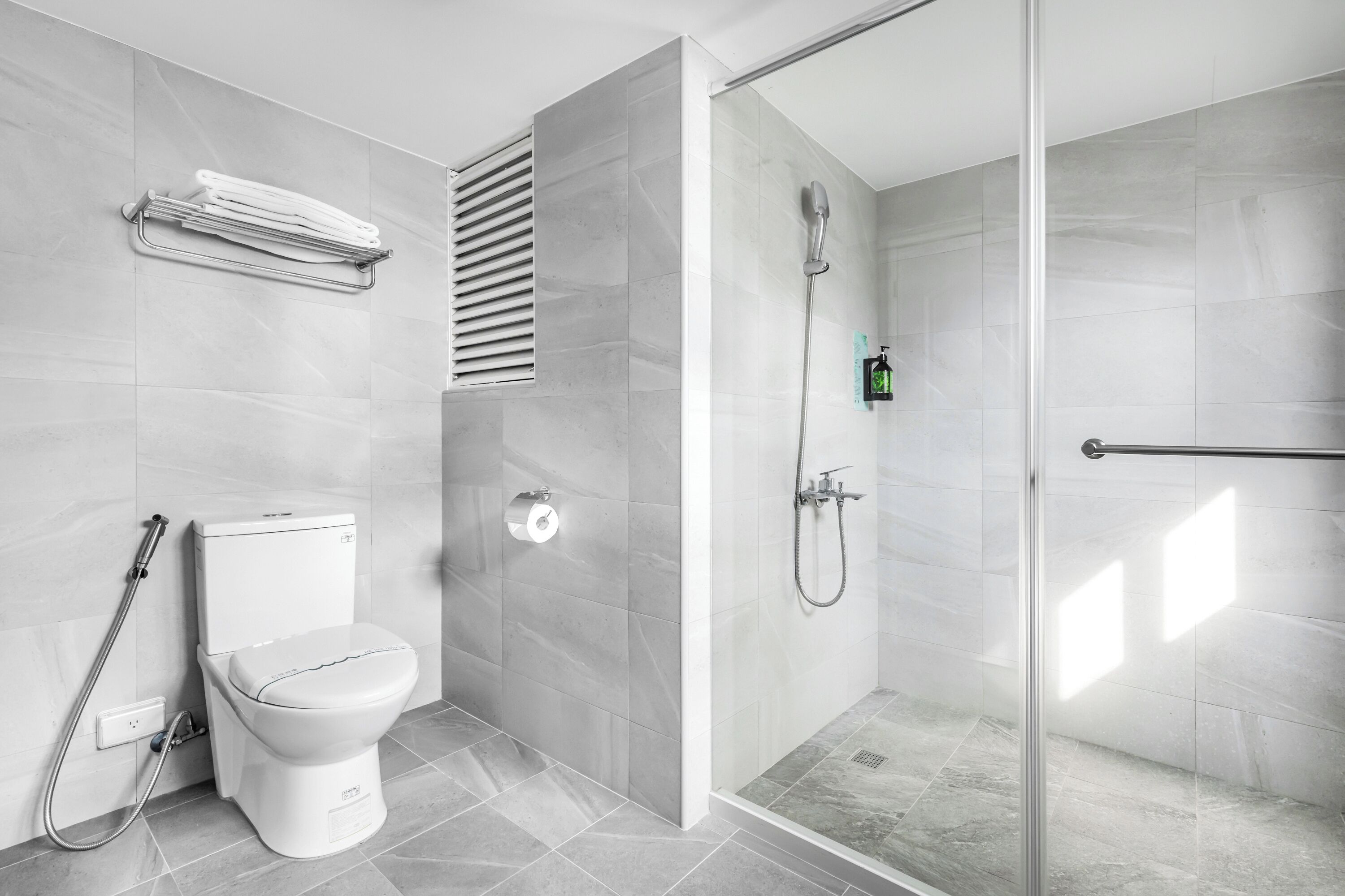 King Double Room | Bathroom | Shower, hair dryer, shampoo, toilet paper