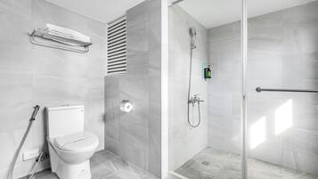 King Double Room | Bathroom | Shower, hair dryer, shampoo, toilet paper