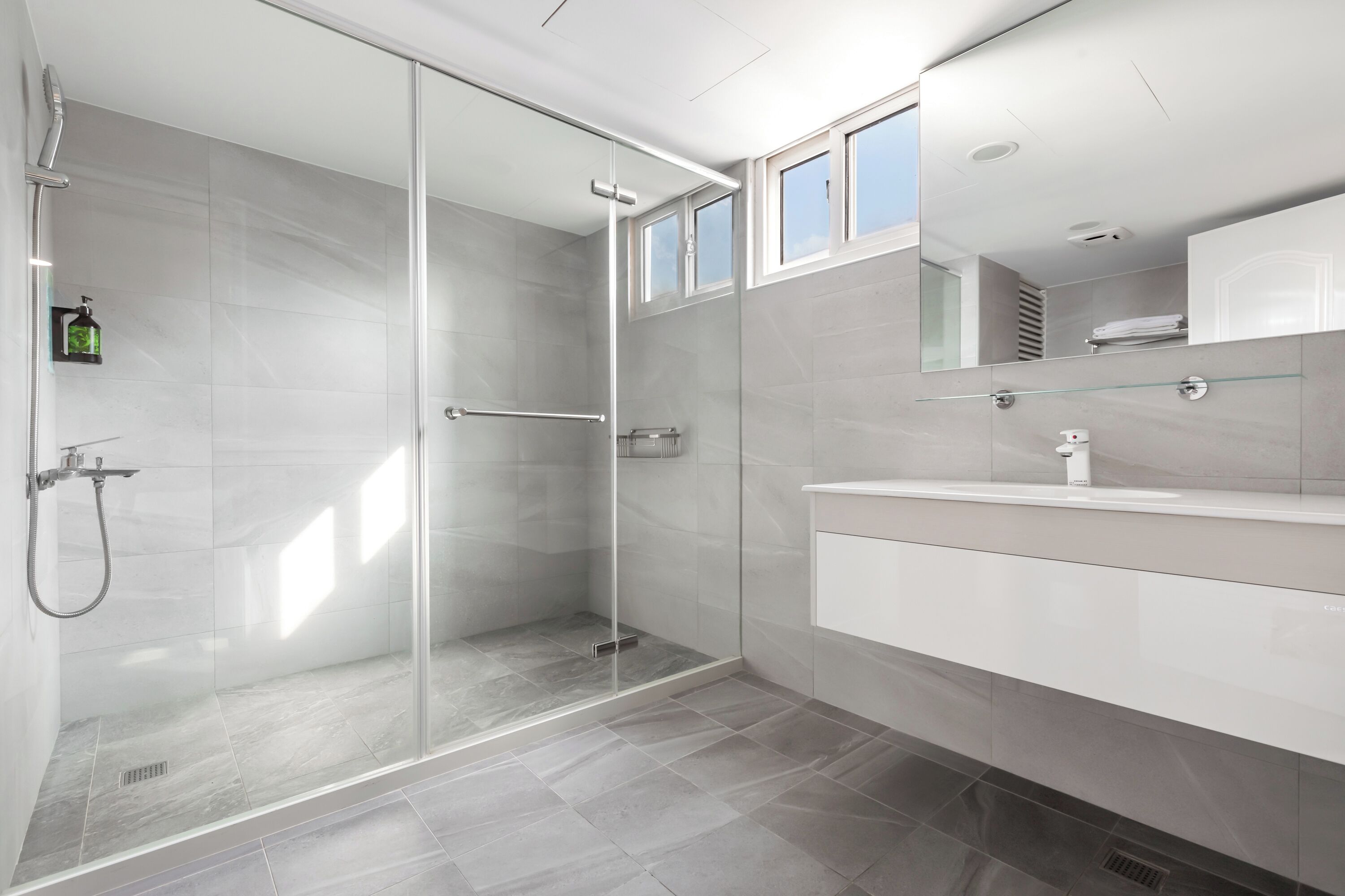 Quarto casal luxo | Banheiro | Chuveiro, secador de cabelo, shampoo, papel higiênico