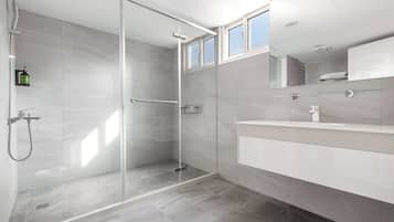 Quarto casal luxo | Banheiro | Chuveiro, secador de cabelo, shampoo, papel higiênico