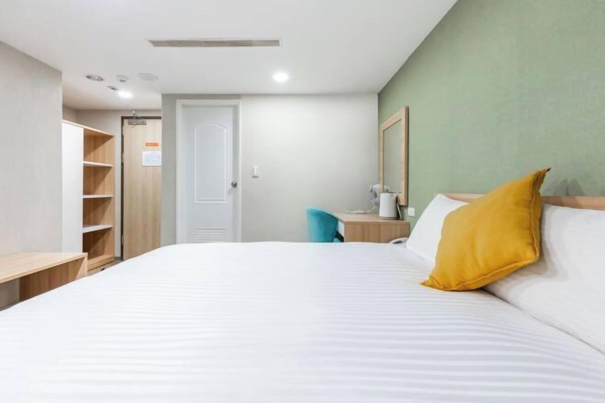 Down comforters, WiFi (free), bed sheets